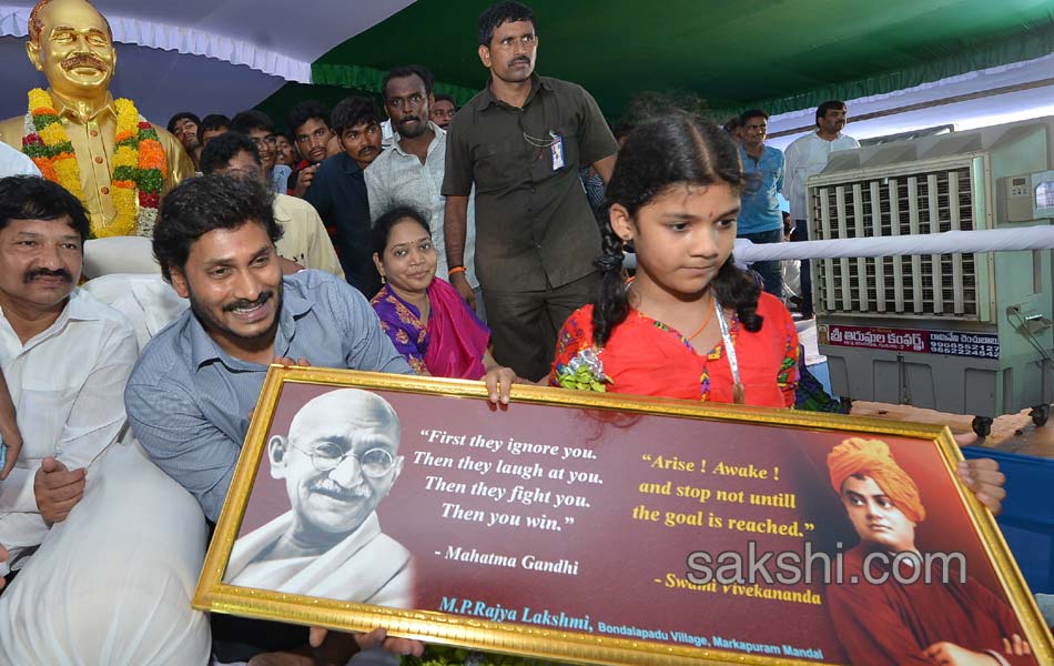 YS Jagan Mohan Reddy kickstarts Rythu deeksha in guntur - Sakshi22