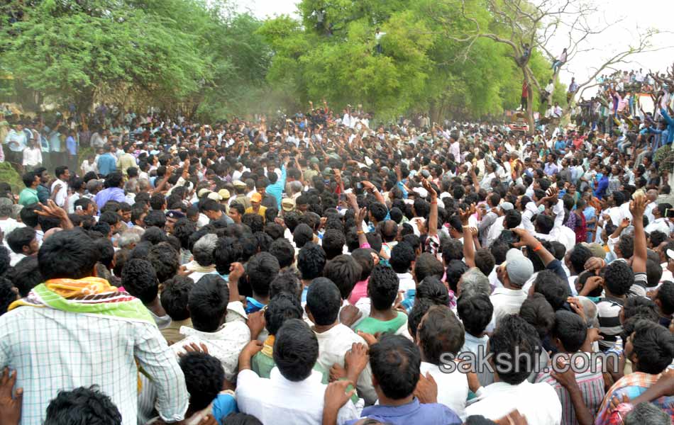 ys jagan attend cherukulapadu narayana reddy funeral - Sakshi6