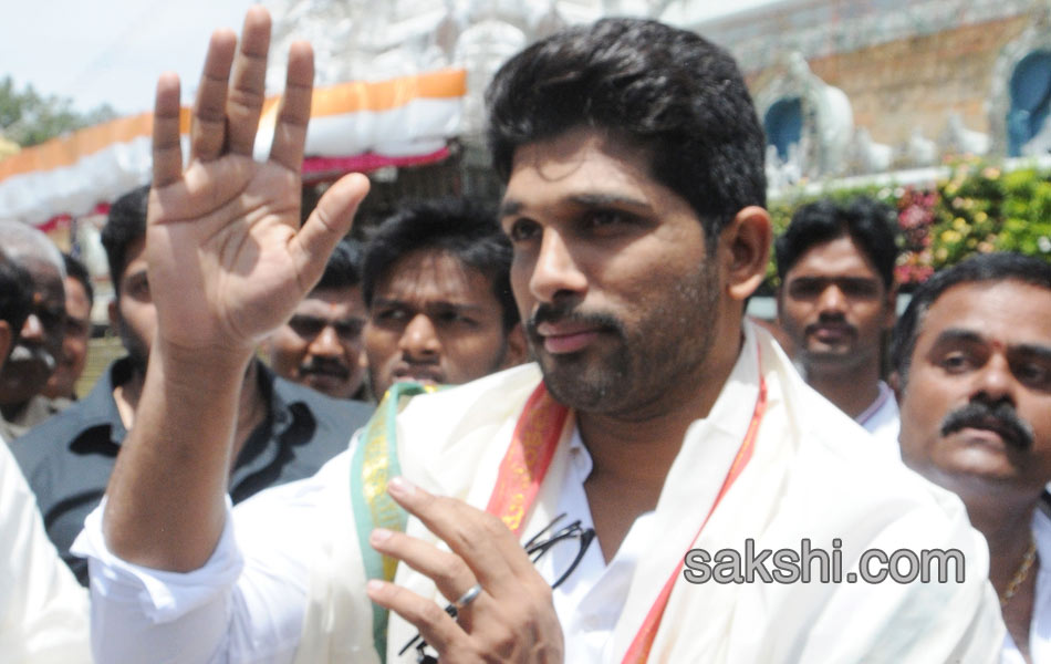 duvvada jagannadham team at tirumala15