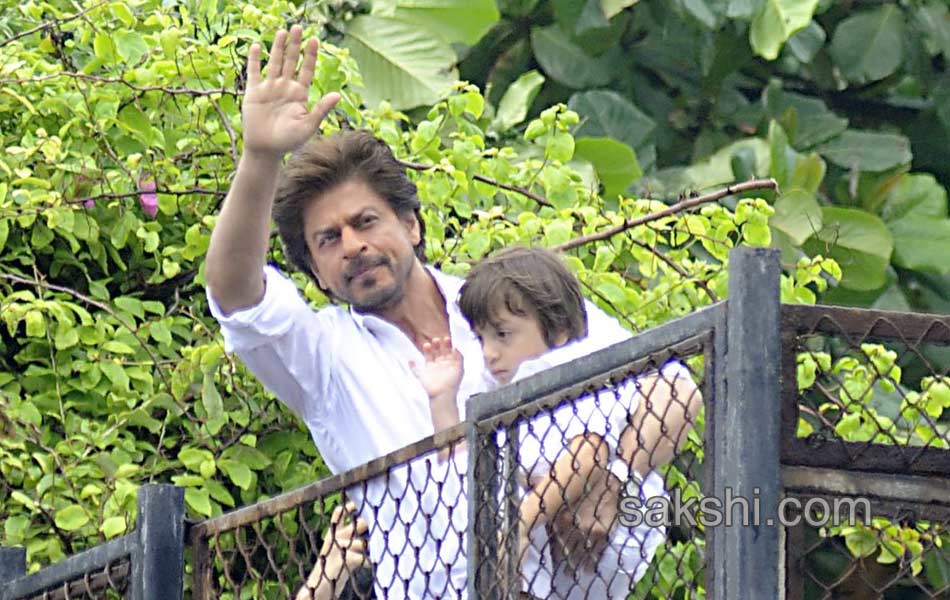 shahrukh Khan Wishes Ramadan 2017 At His Residence4