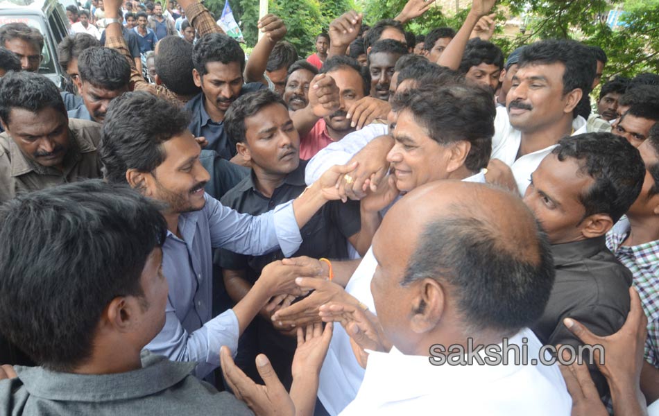 ys jagan mohan reddy visits garagaparru - Sakshi1