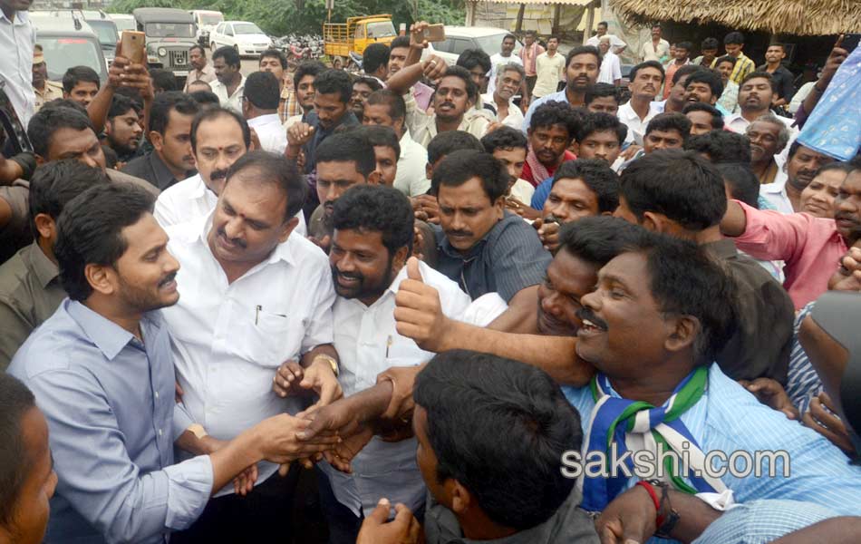 ys jagan mohan reddy visits garagaparru - Sakshi11