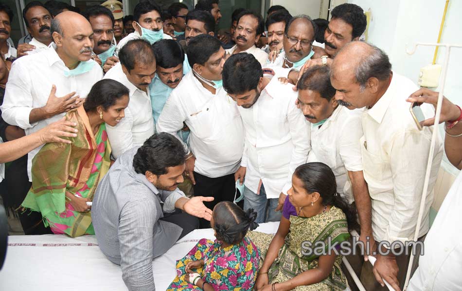 ys jagan mohan reddy visits garagaparru - Sakshi17