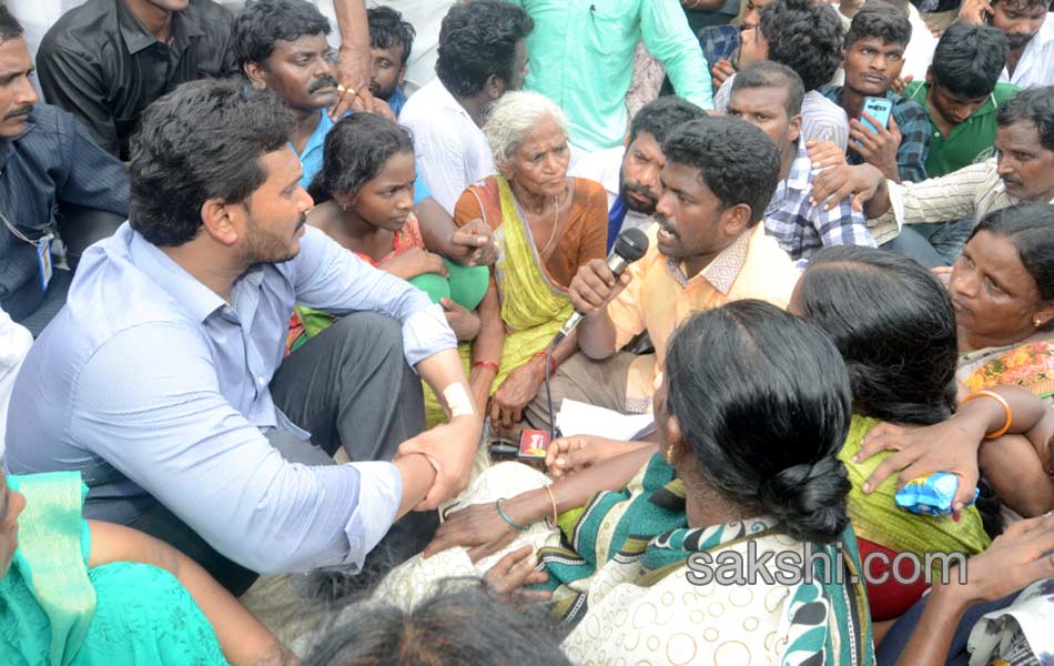 ys jagan mohan reddy visits garagaparru - Sakshi20