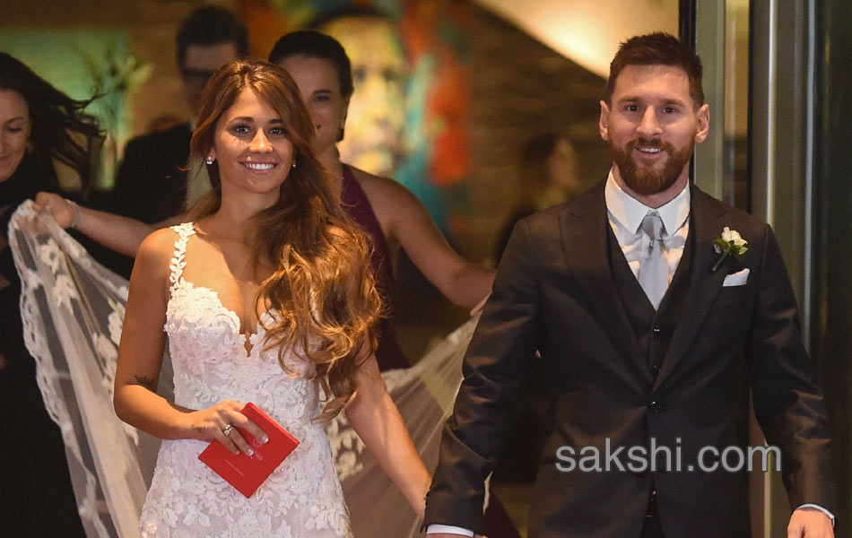 Lionel Messi marries his childhood sweetheart in a ceremony8