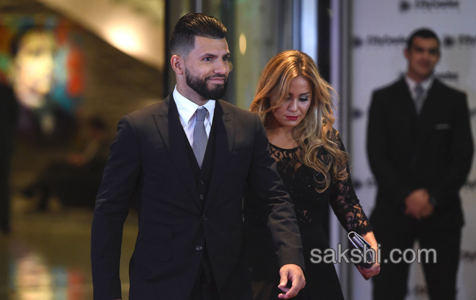 Lionel Messi marries his childhood sweetheart in a ceremony17