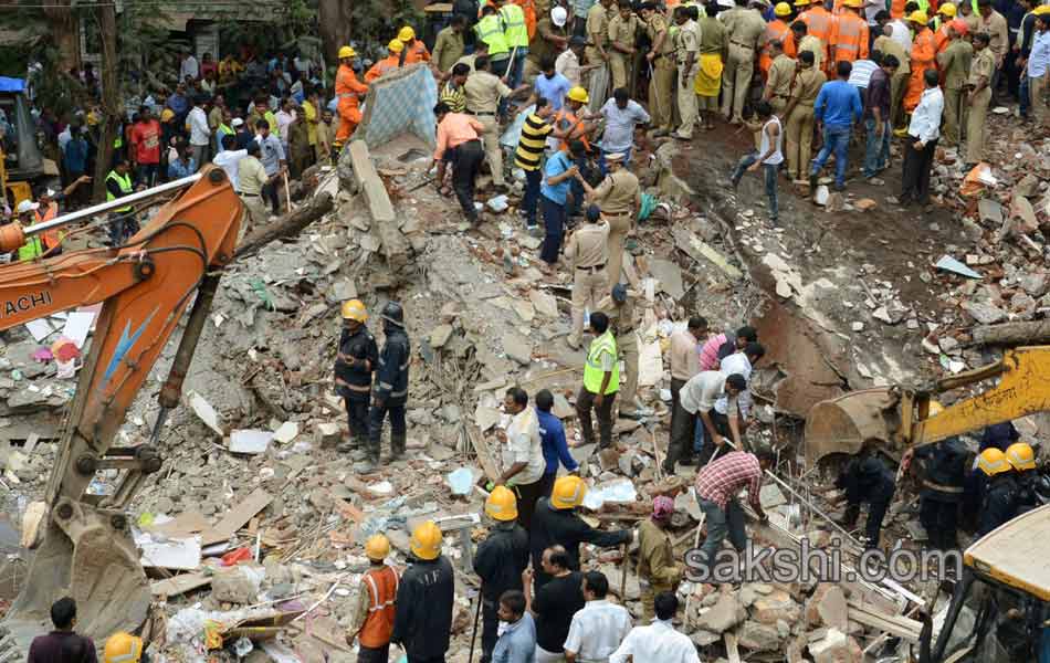 Building collapse in mumbai ghatkopa area4