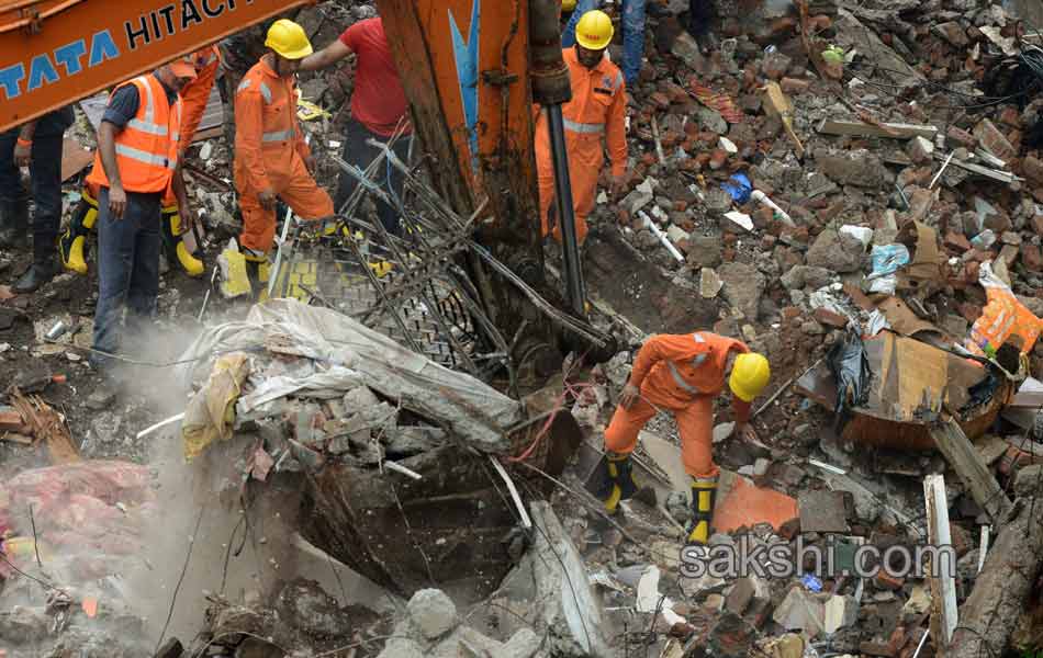 Building collapse in mumbai ghatkopa area9