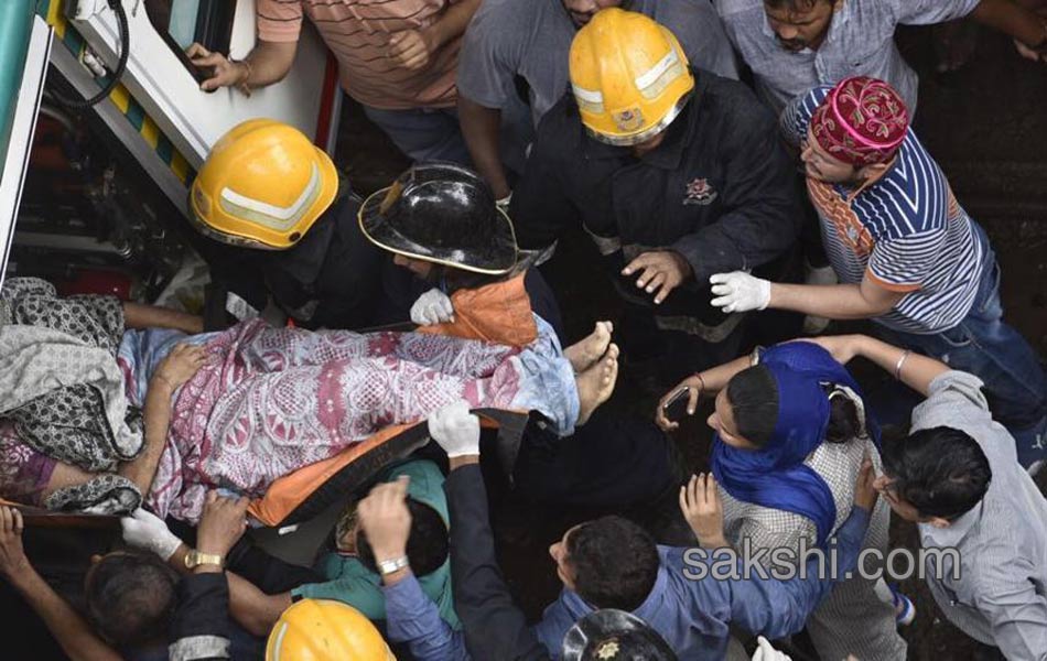 Building collapse in mumbai ghatkopa area13