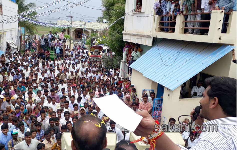 Third day YS jagan mohan reddy road show - Sakshi12