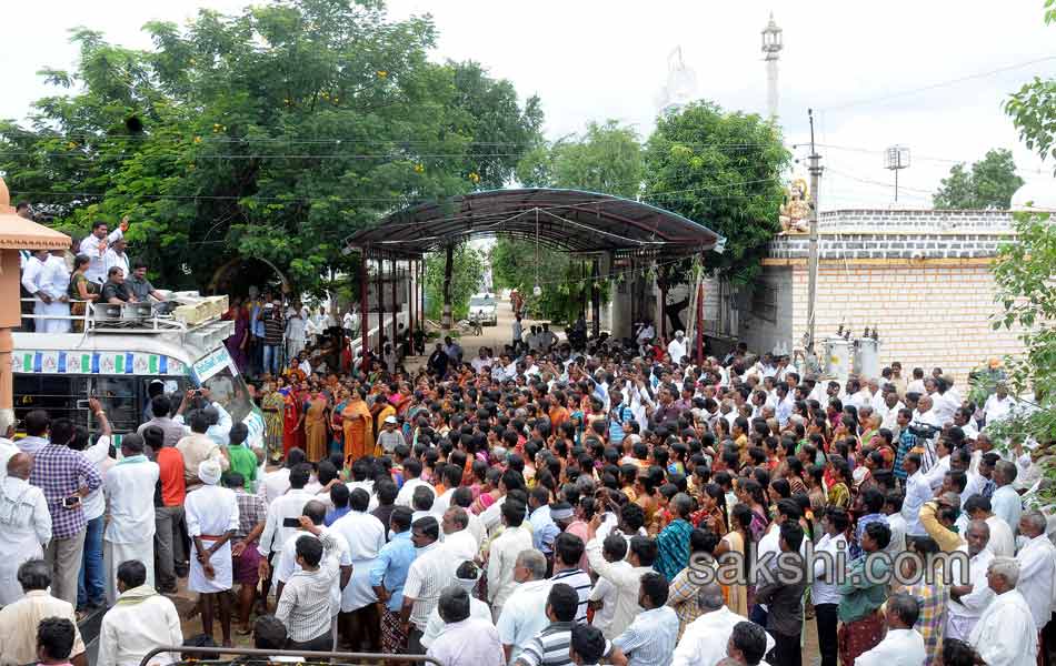 Third day YS jagan mohan reddy road show - Sakshi16