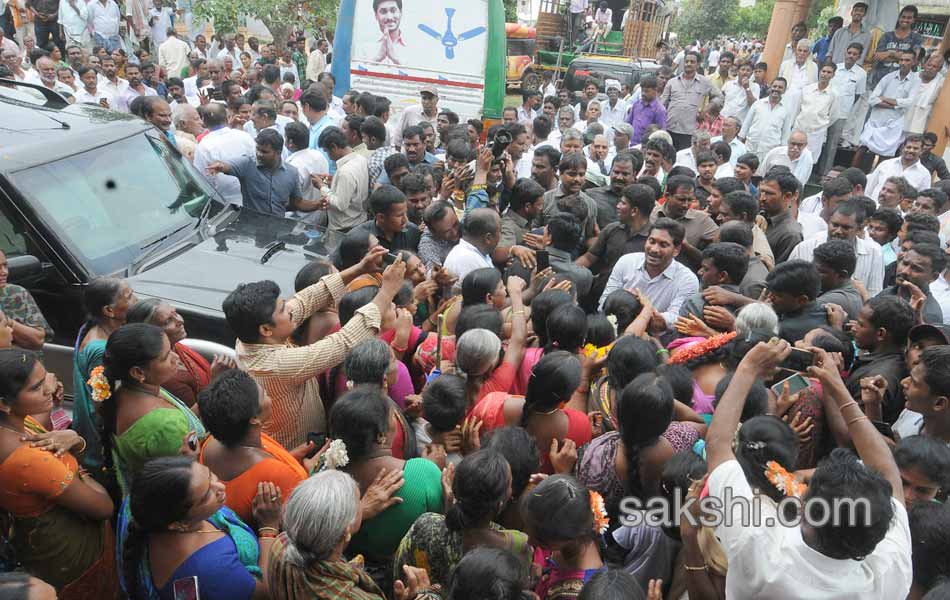 Third day YS jagan mohan reddy road show - Sakshi17