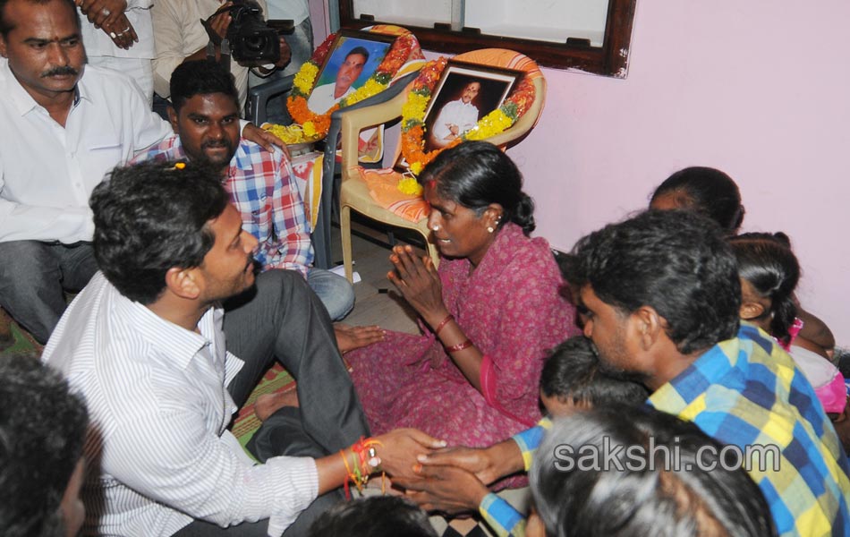 Third day YS jagan mohan reddy road show - Sakshi28