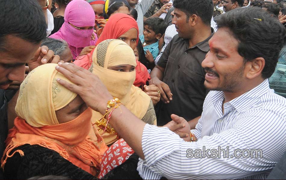 Third day YS jagan mohan reddy road show - Sakshi29