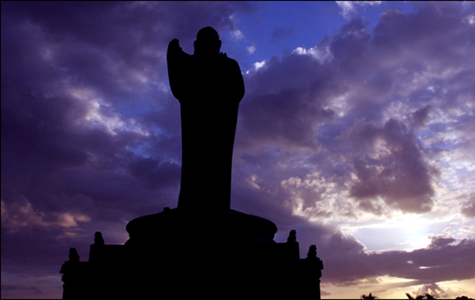 buddha statue at hussain sagar lake2