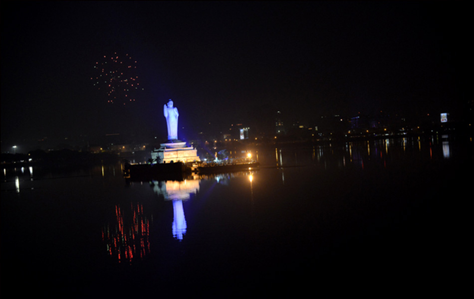 buddha statue at hussain sagar lake4