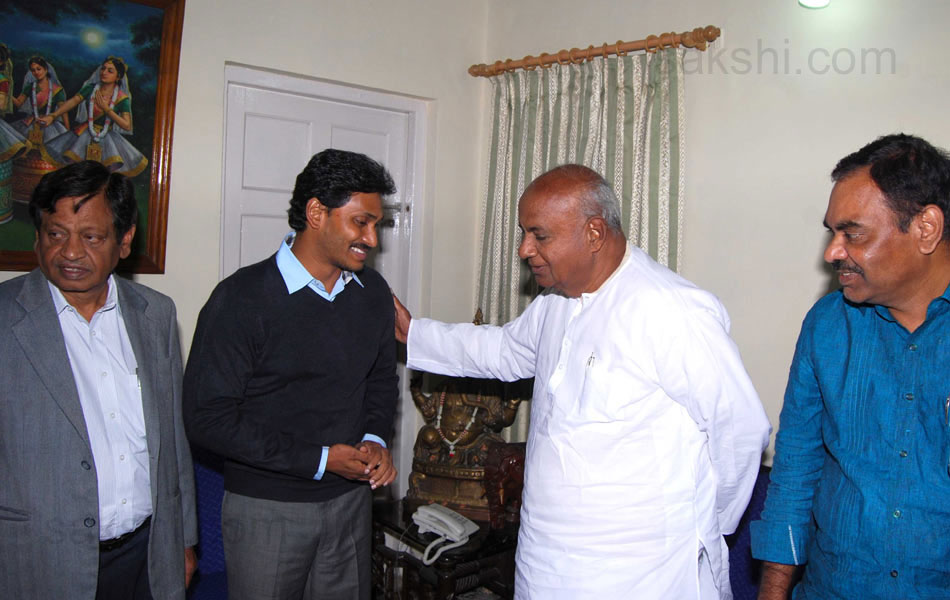 YS Jagan meets Deve Gowda - Sakshi7