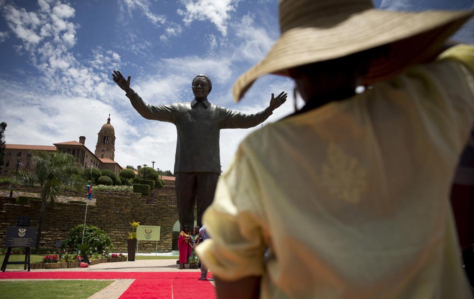 Nelson Mandela buried in the rolling hills of South Africa26