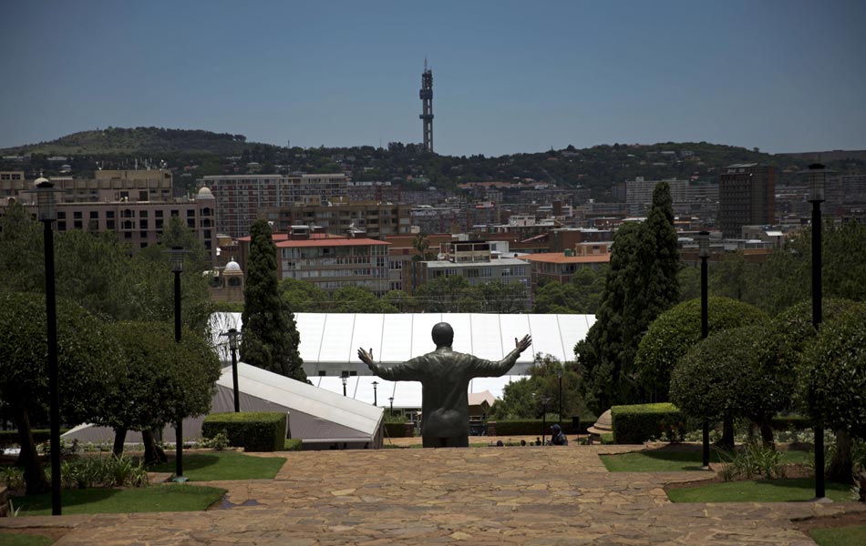 Nelson Mandela buried in the rolling hills of South Africa27