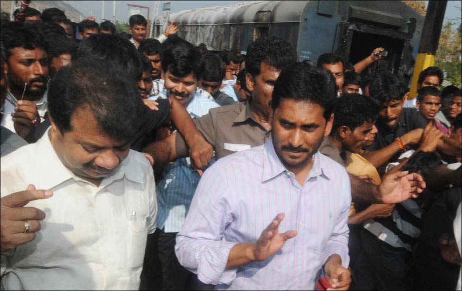 jagan  Consoles Train Accident Victims - Sakshi2