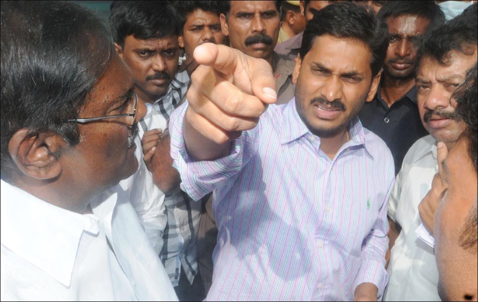 jagan  Consoles Train Accident Victims - Sakshi6