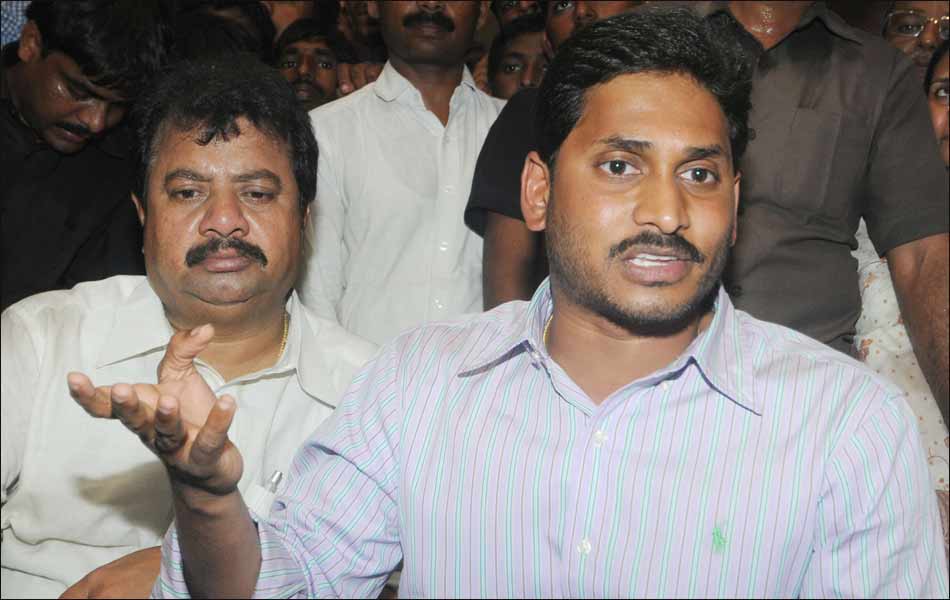 jagan  Consoles Train Accident Victims - Sakshi11