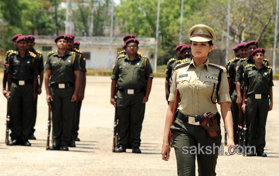 Aa Aiduguru Telugu movie Stills - Sakshi13