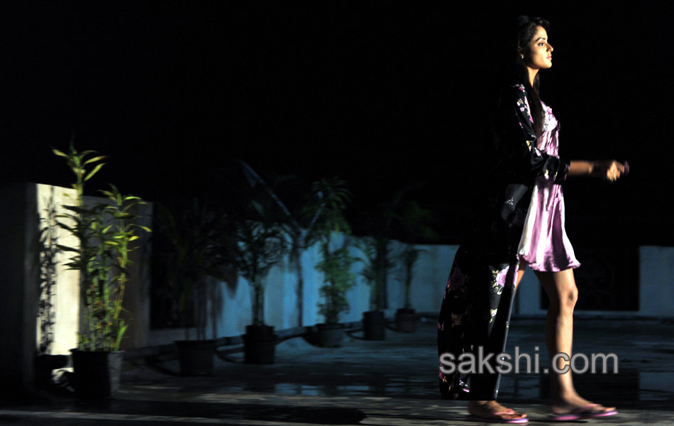 Aa Aiduguru Telugu movie Stills - Sakshi24