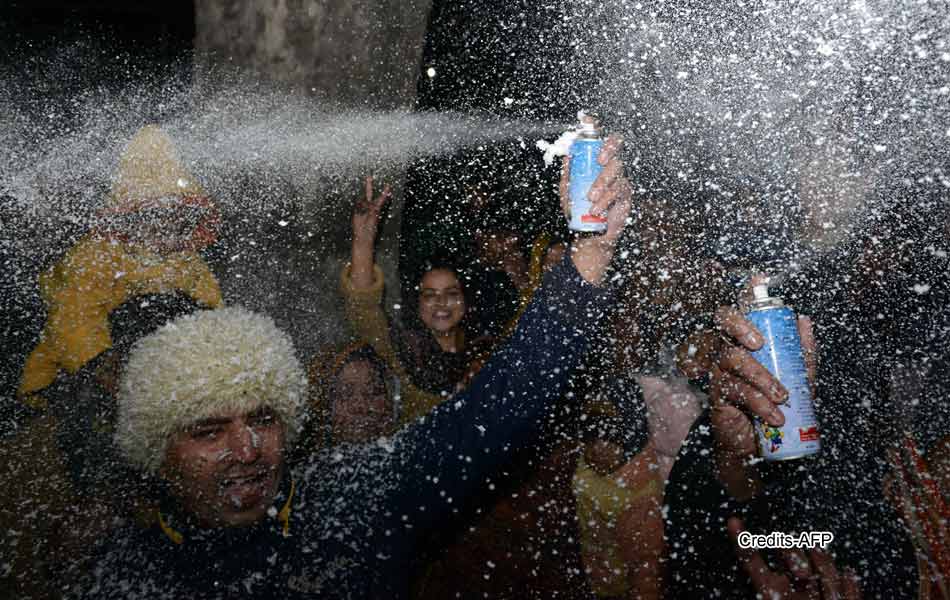 Fireworks explode over Ebrie Lagoon during New Year celebrations - Sakshi37