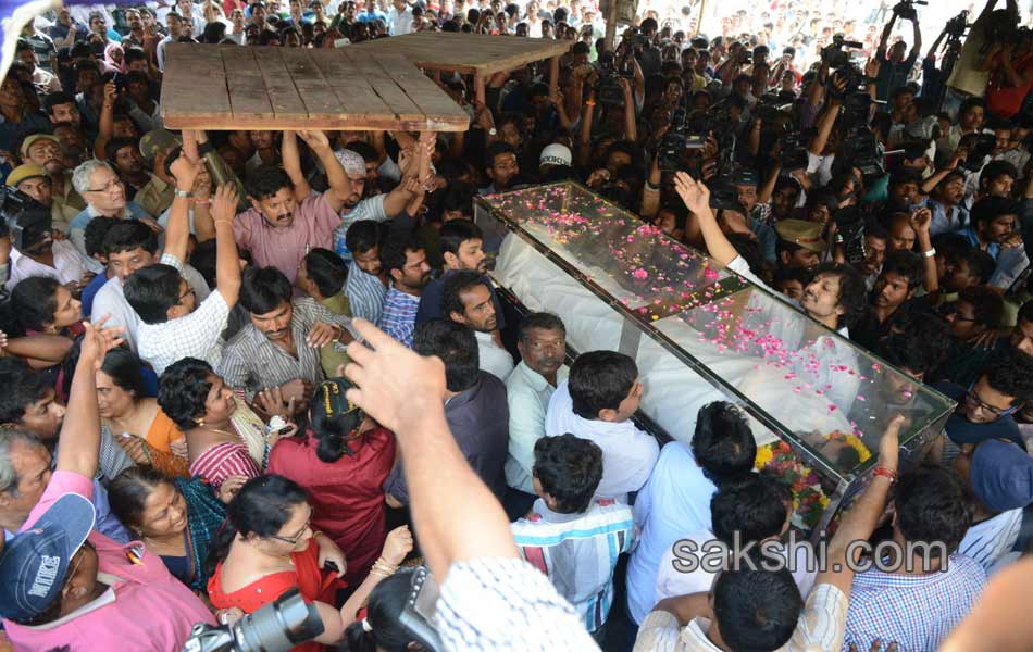 Celebrities and fans pay tributes to Uday Kiran1