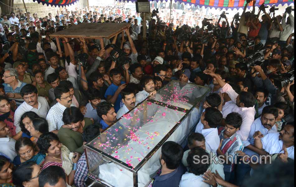 Celebrities and fans pay tributes to Uday Kiran2