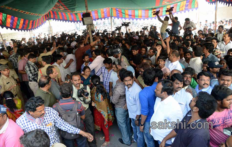 Celebrities and fans pay tributes to Uday Kiran6