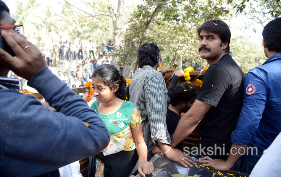 Celebrities and fans pay tributes to Uday Kiran15