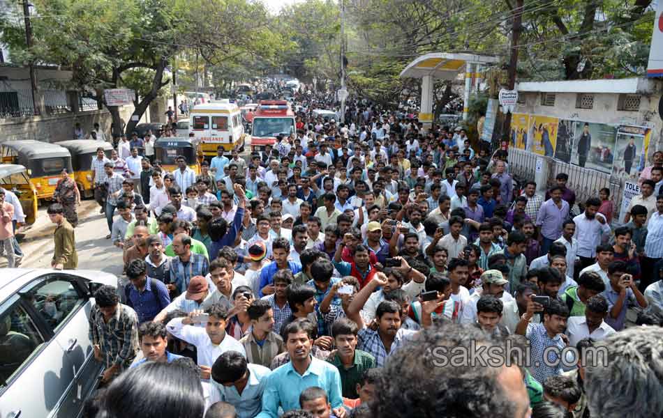 Celebrities and fans pay tributes to Uday Kiran34