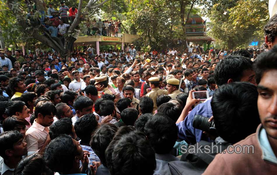 Celebrities and fans pay tributes to Uday Kiran48