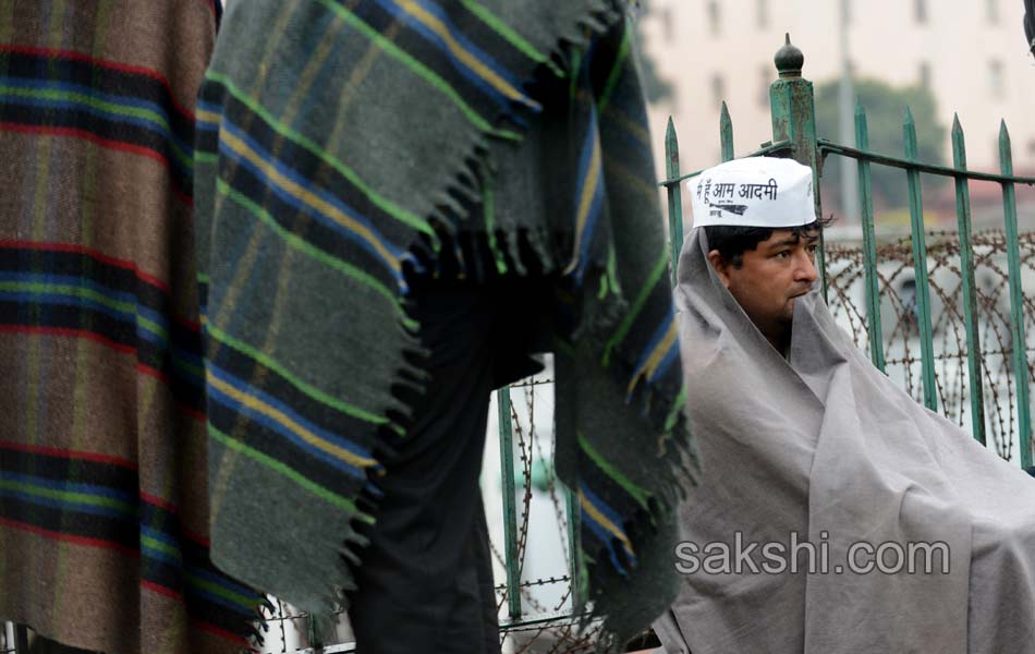 Arvind Kejriwal protests outside Rail Bhawan against Delhi Police - Sakshi20