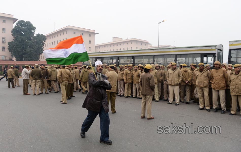 Arvind Kejriwal protests outside Rail Bhawan against Delhi Police - Sakshi23