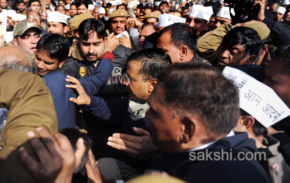 Arvind Kejriwal protests outside Rail Bhawan against Delhi Police - Sakshi32