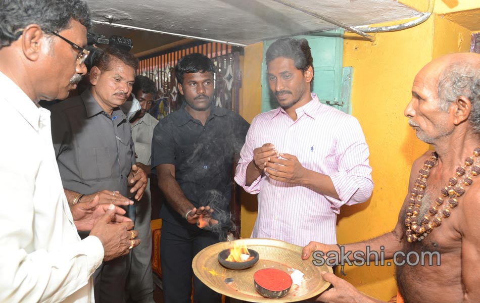 YS Jagan samaikya shankaravam tour in sri kalahasthi - Sakshi8