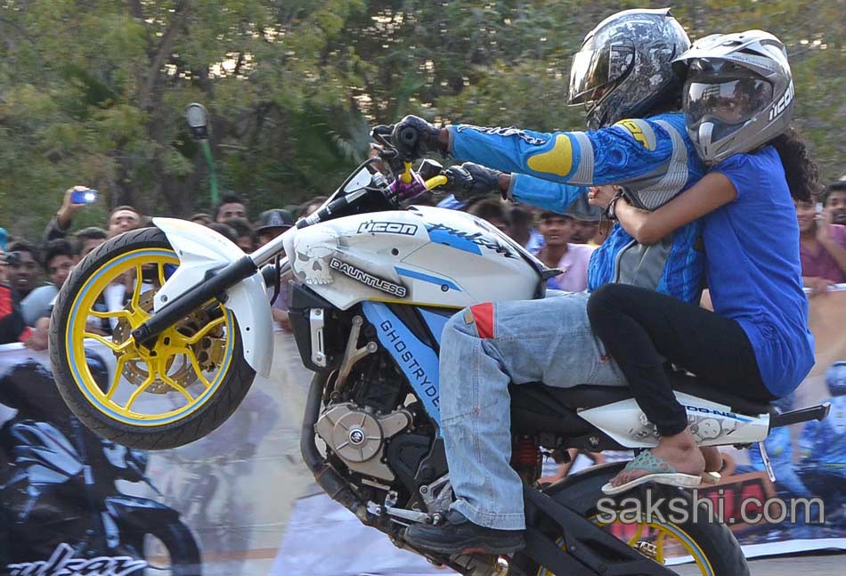 Young bike stunts - Sakshi1