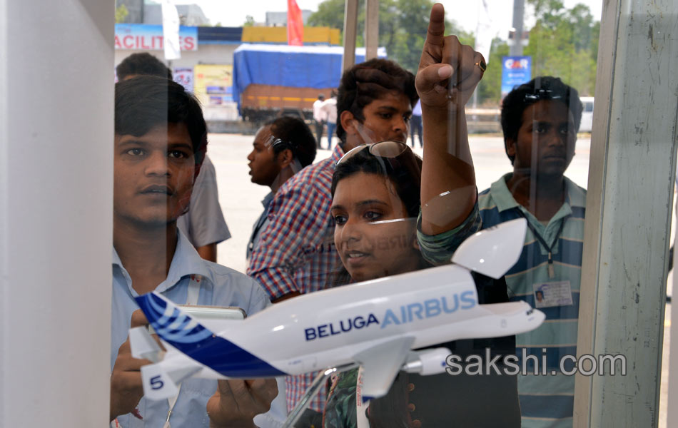 Students in Aviation Show7