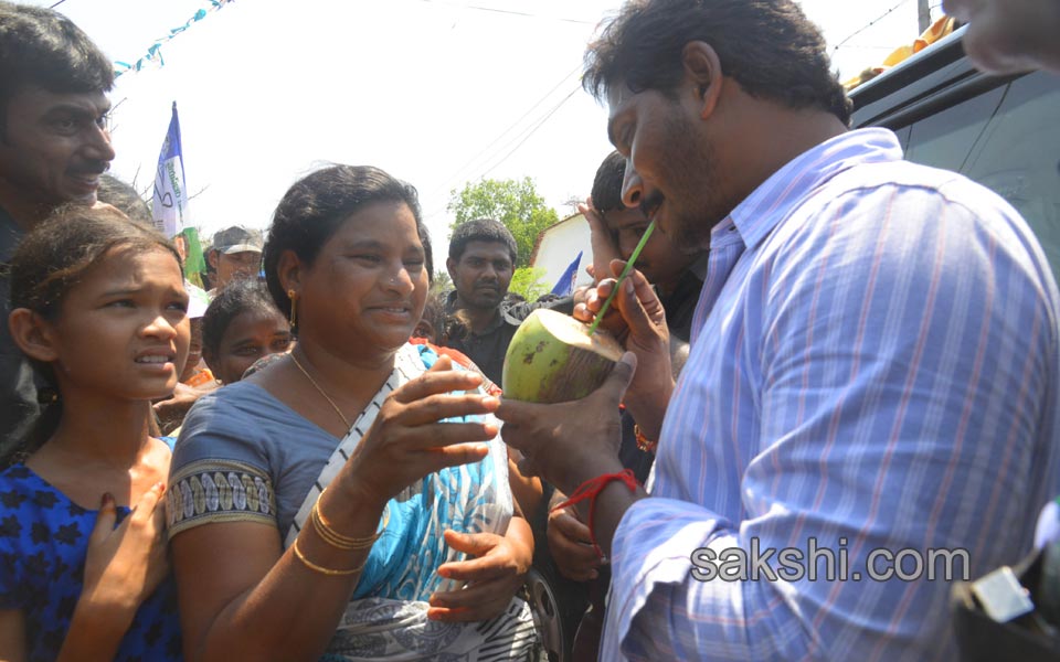 ys jagan mohan reddy  janapatham in east godavari - Sakshi7