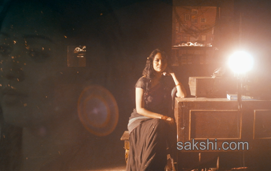 Singer Sunitha in anamika promotional song2