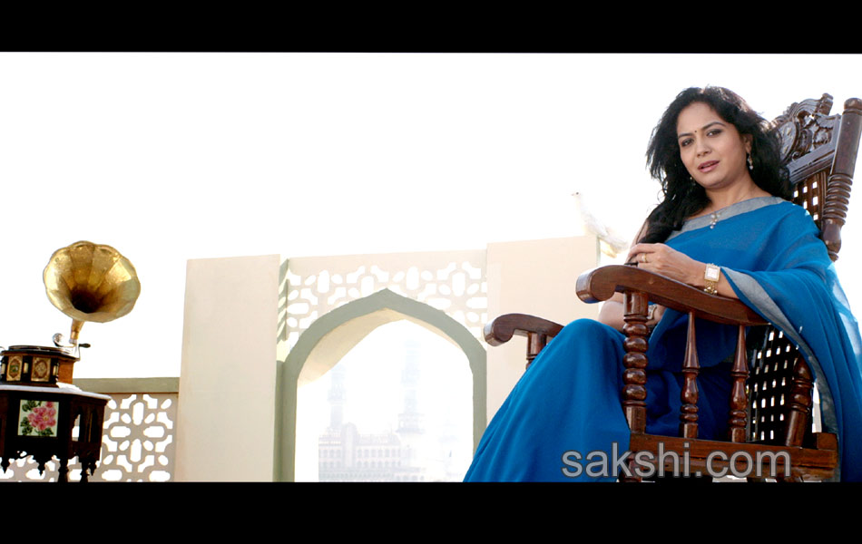 Singer Sunitha in anamika promotional song9