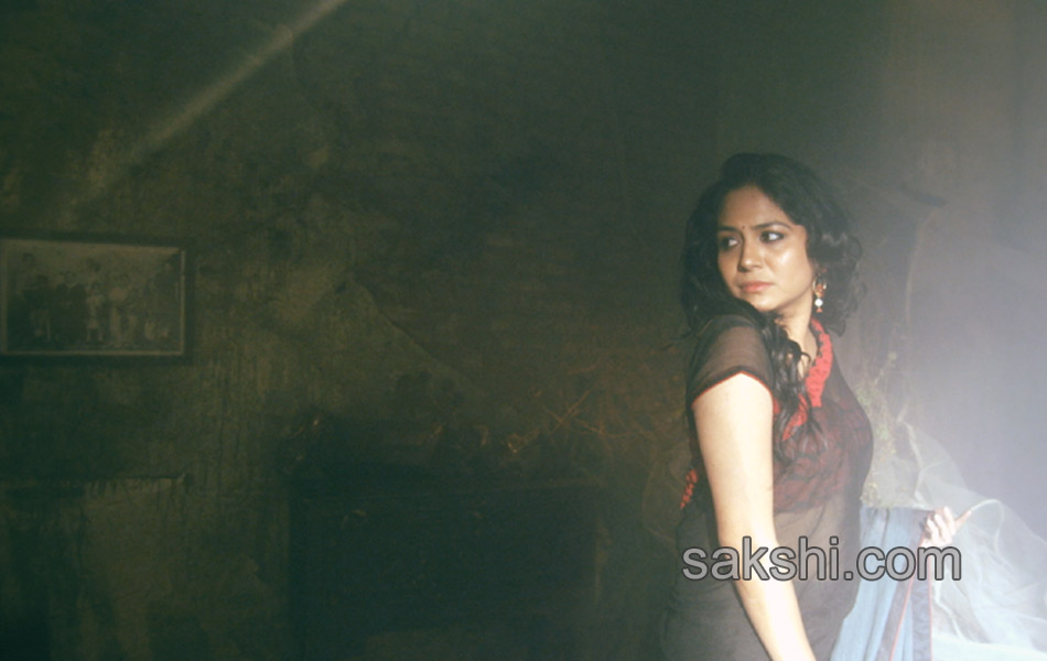 Singer Sunitha in anamika promotional song13