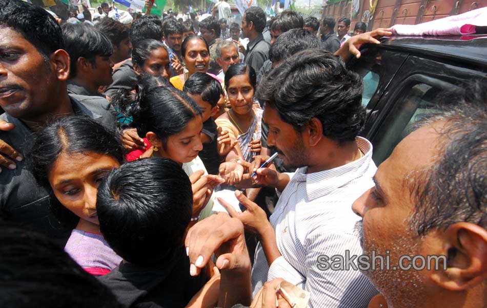 Jagan s Janapatham at Guntur District - Sakshi4