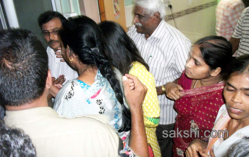 shobha nagireddy injured in road accident in kurnool - Sakshi5