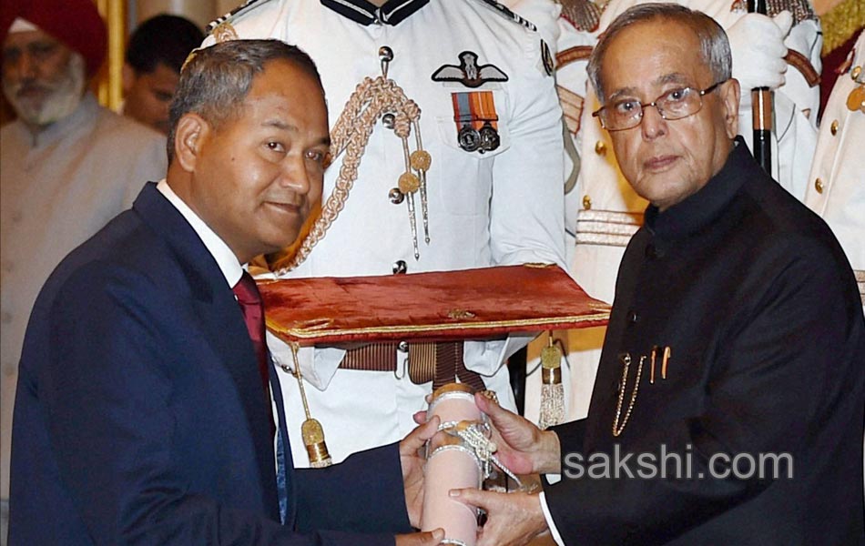 President Pranab Mukherjee presents Padma Awards 2014 - Sakshi3