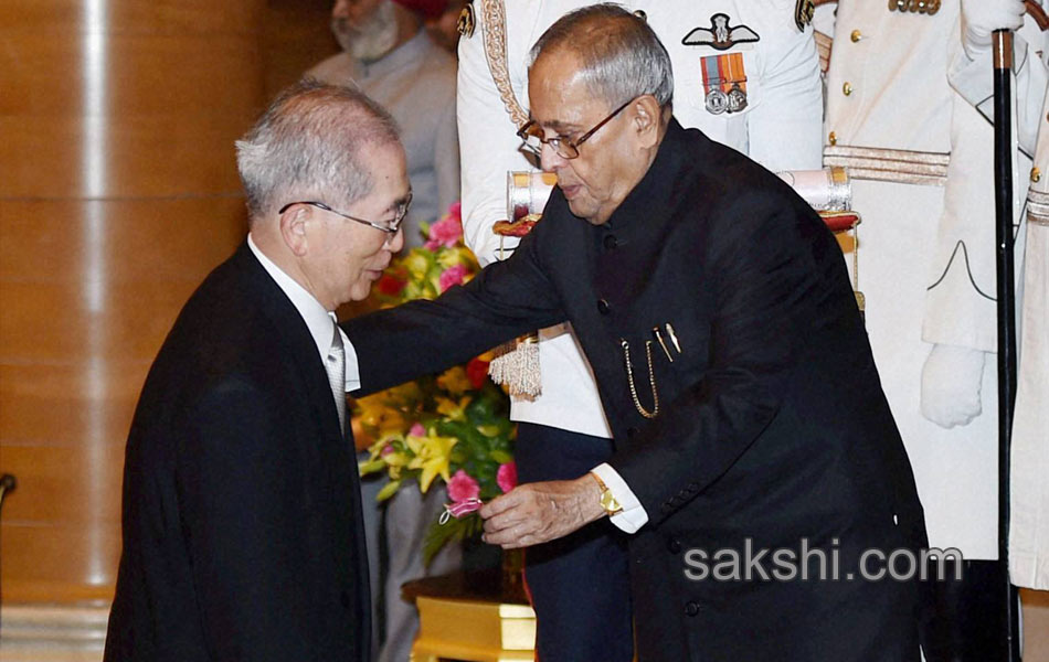 President Pranab Mukherjee presents Padma Awards 2014 - Sakshi5