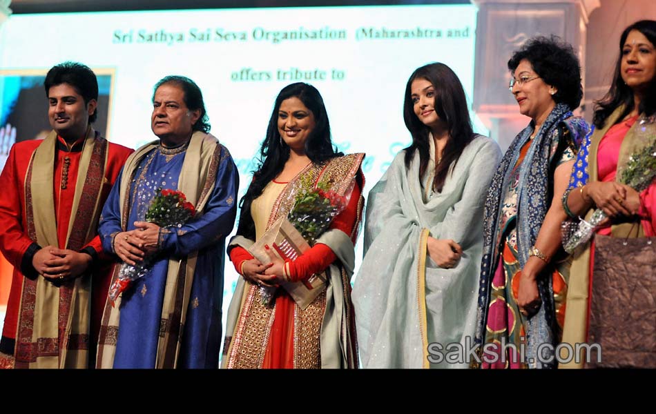 Aishwarya Rai at Satya Sai Baba death cermony4